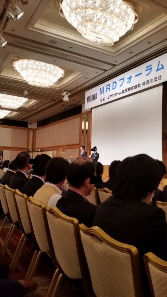 慶応義塾大学教授　　竹中　平蔵氏会場が大きく、宴会場３つですから少なくとも３００名は来場されたかと思います。机は無くて着席して耳を傾ける訳ですが、ふくよかなボクとしてはペンをもってメモが出来るようなポジション?姿勢ではなかったんですね…物忘れが心配でしたので、何か一つ、キッチリ覚えて帰るぞ、と。。。　もちろんアベノミクス３本の矢について、これまでのいくつかのセミナーを経て１０のうち２～３くらいは理解?というか知ってきましたので、先生のお話はそれはもう、楽しかったです。また、自身のその『知ってきた』３本の矢について、認識が誤った、というのとは違うのですが、あ、こういう事なのか、と、あ、そーか、と。あ、大分道がそれましたが、一つ覚えるぞ、というもの、【アレシナの法則】というものです。セミナーの中でボクが消費税増税増税についての自身の考えが全く軽率だったことに再認識するに至った事は勿論なんだけど、現実的にこういう法則があるんだな、と。まぁ、ジンクスとか一説というか、そういう捉え方もあるとは思うんですけど、『知っておく』と『知らない』とは違いますからね。ポイントとして学びました笑